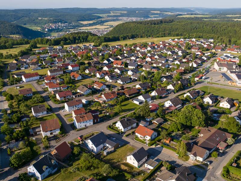 Ein Luftbild der Gemeinde mit vielen Häusern