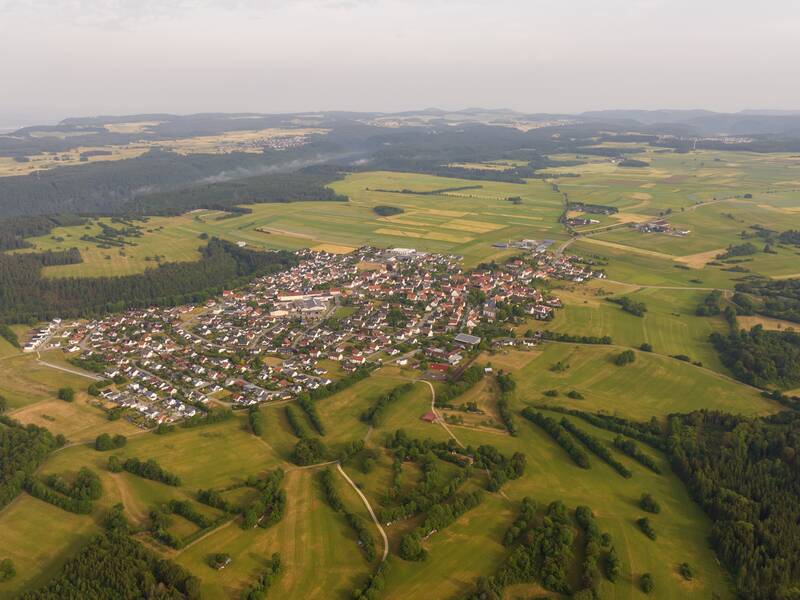 Ein Luftbild von der Gemeinde Kolbingen von oben