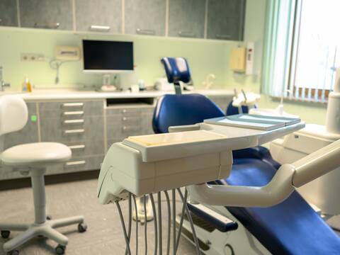 Zahnarztpraxis mit Behandlungsstuhl