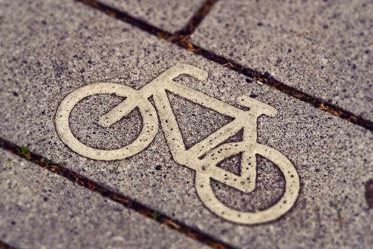 Pflasterstein mit einem Fahrrad-Symbol