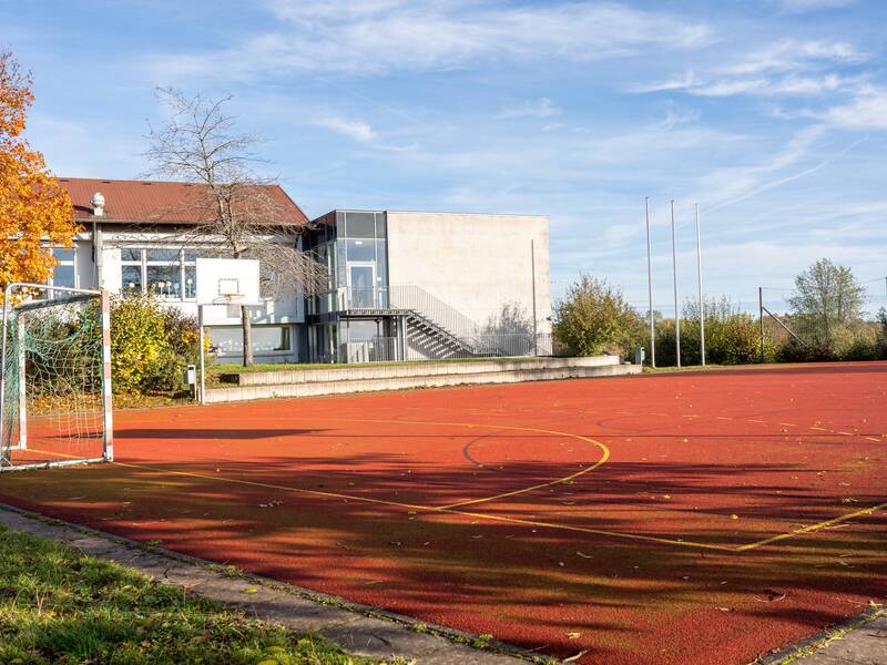 Der Rote Platz mit der Schule im Hintergrund